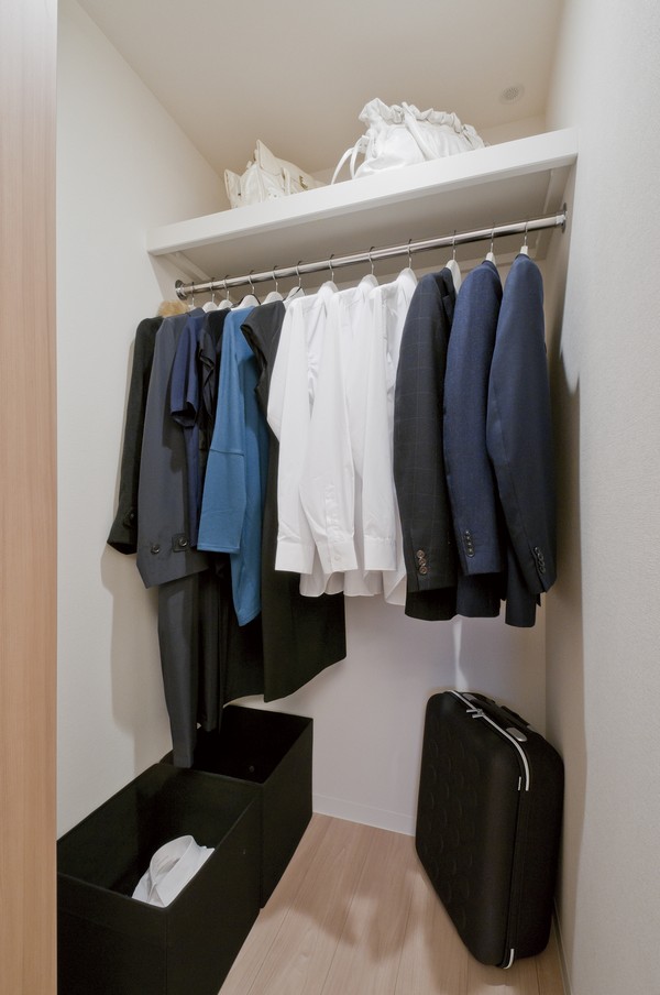  [Walk-in closet of Western-style (1)] Clothing, of course, You can also Easy storage bag and suitcase.
