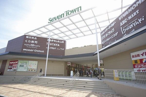 Interior. A 15-minute walk large-scale commercial facilities of "Seven Town Azusawa". Uniqlo to "Ito-Yokado food hall" in the nucleus, Mujirushi Ryohin, Akachanhonpo, It aligns the popular shops of TSUTAYA such as 18