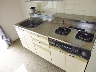 Kitchen. Two-burner gas stove is equipped with a kitchen ☆