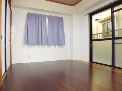 Living and room. Some 6 Pledge is the flooring of the room ☆