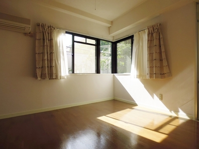 Living and room. It is a bright room with two-sided lighting ☆