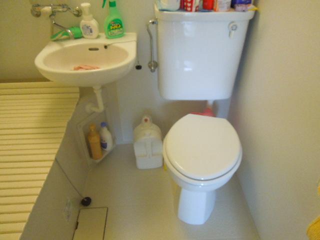 Toilet. Indoor (12 May 2013) Shooting