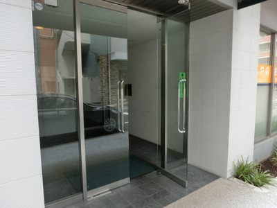 Entrance. Auto-lock corresponding Entrance