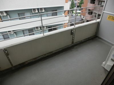 Balcony. Balcony Spacious
