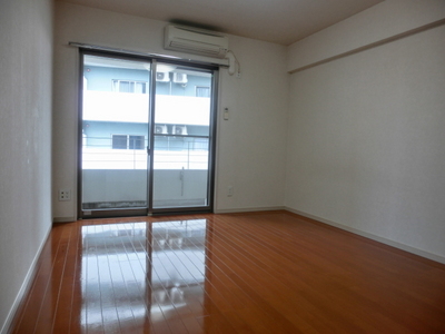 Living and room. Air-conditioned single rooms