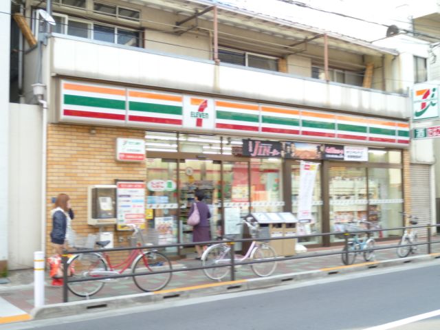 Convenience store. 930m to Seven-Eleven (convenience store)