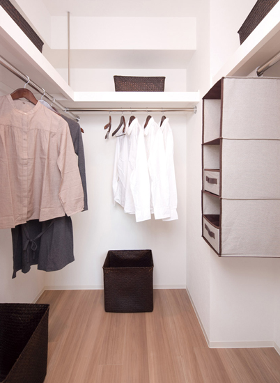 Receipt.  [High storage capacity and functionality of the walk-in closet] Walk-in closet that can confirm the stored items at a glance is, Large-scale storage with the size of the room. In addition to the storage of a number of clothing, Drawer to feet and chest, You can put even shoe box.  ※ Except D type (building in the model room ・ A type ※ Local 11th floor in the January 2013 shooting)