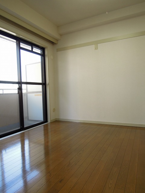 Living and room. ● Western-style
