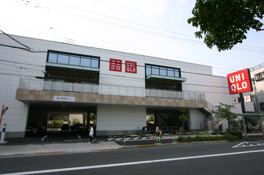 Shopping centre. 801m to UNIQLO Ojikamiya shop