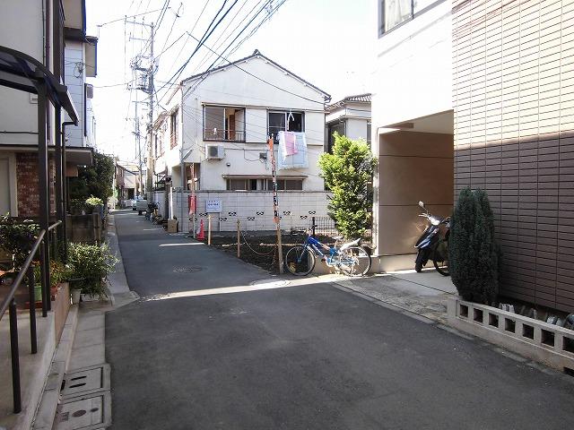 Local photos, including front road. Local (11 May 2013) Shooting