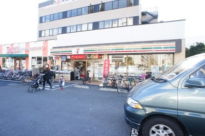 Convenience store. Seven-Eleven Toshima 5-chome up (convenience store) 310m