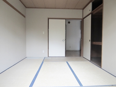 Living and room. It is 6.0 quires of Japanese-style room ☆ Storage is also easy to use there ☆