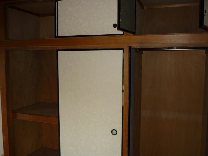 Receipt. Japanese-style room 6 quires a large storage of one and a half between the