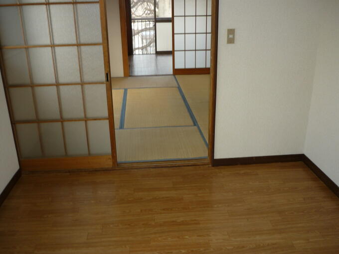 Living and room. Room viewed from the entrance side