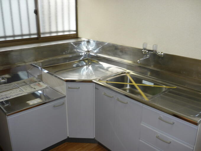Kitchen. Large cooking space and a lot of storage