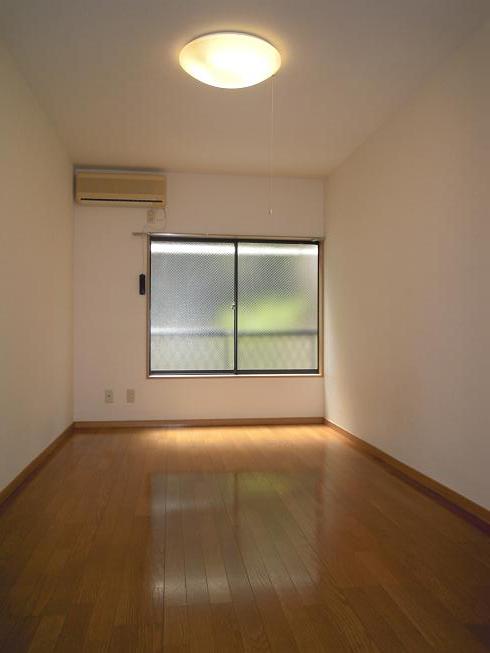 Living and room. Since than 6 tatami mats of spread is the furniture is easy to place!
