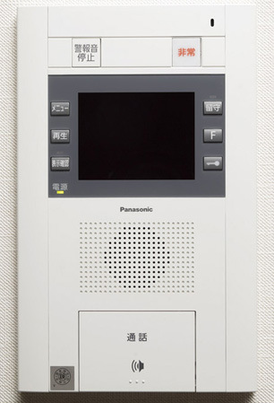 Security.  [Color monitor with a hands-free intercom] It has adopted a hands-free intercom with color monitor with a recording function. At the same time it is possible to ascertain the visitor at the entrance, You can also check recording of visitors during the absence. (Same specifications)