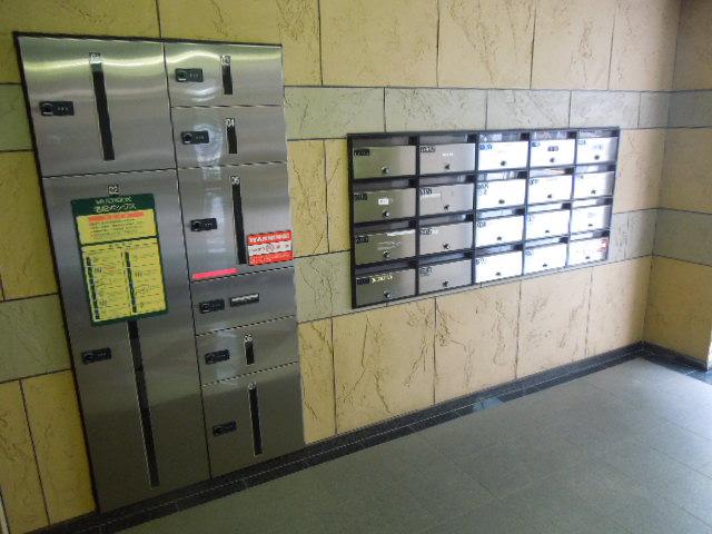Other common areas. Set post and courier locker