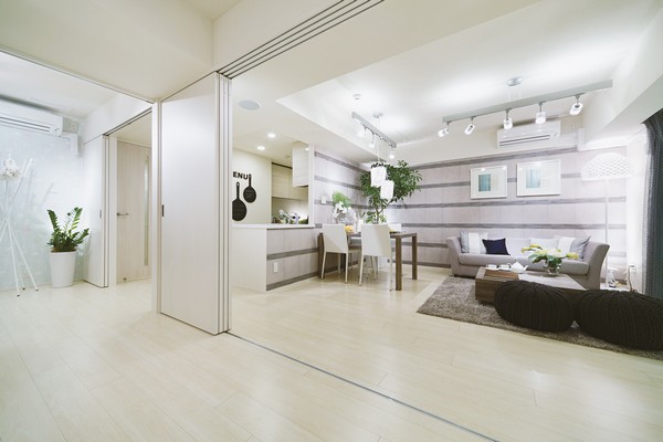 Spacious living space is the realization of about 20 tatami mats than if Akehanatsu all of the "slide Wall"