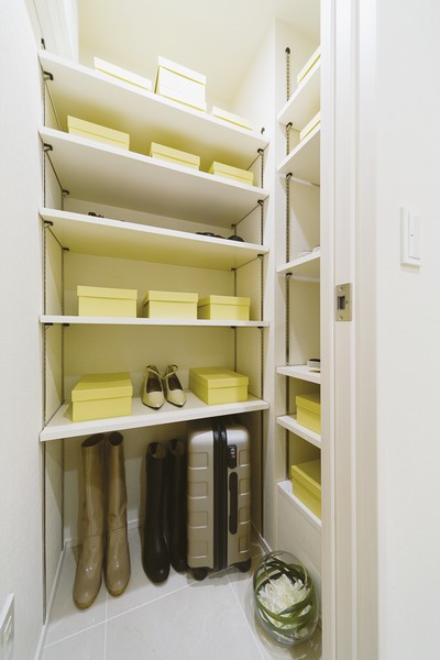 The whole family of the shoes can be neat storage "shoes closet"