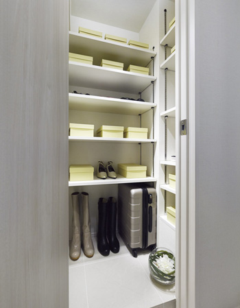 Interior.  ["Shoes closet" of large capacity that can clean house the whole family of shoes] (B ・ Bg type only)