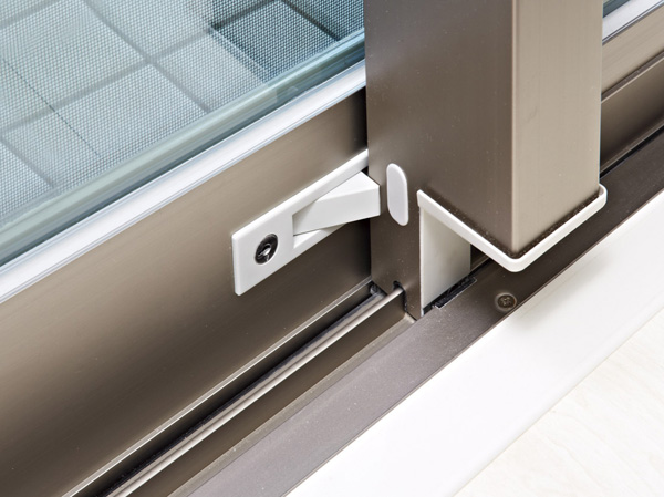 Security.  [Sash auxiliary lock] The double sliding sash, The auxiliary lock installed in addition to the Crescent, It has extended crime prevention. Also, It can also be used as a ventilation window stopper that can be locked in a state in which a little opened the window. (Same specifications)