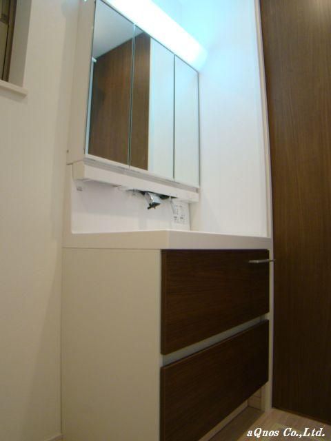 Wash basin, toilet. Indoor (12 May 2013) Shooting