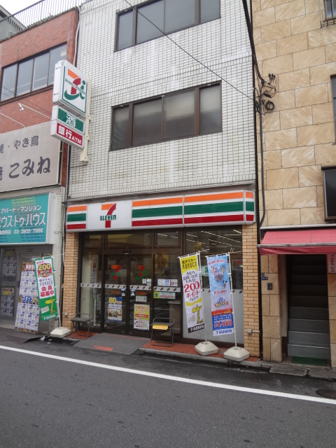 Convenience store. 600m to Seven-Eleven (convenience store)