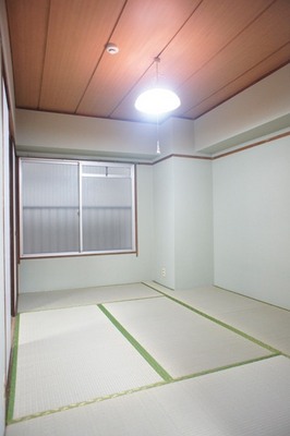 Living and room. 6 Pledge is a Japanese-style room south window with