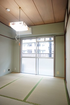 Living and room. It is east-facing Japanese-style room 4.5 Pledge