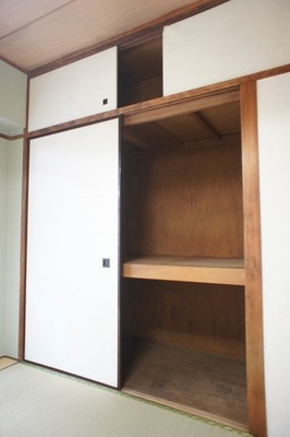 Receipt. It is the east side Japanese-style room with storage