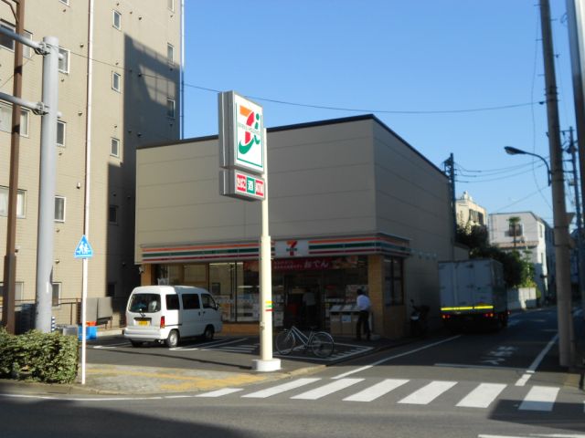 Convenience store. 250m to Seven-Eleven (convenience store)