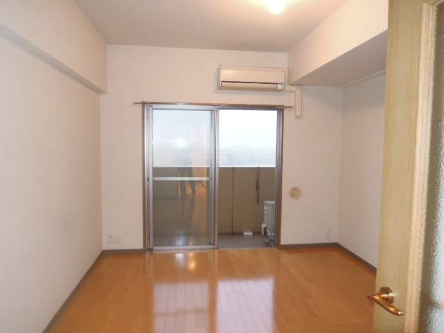 Living and room. Spread of Western-style 7.3 quires Air-conditioned