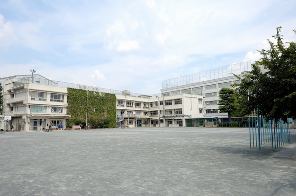 Ward Inada elementary school (about 260m / 4-minute walk). Closeness to attend without unreasonable even in the lower grades of the child