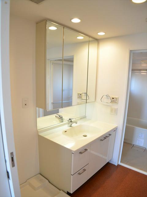 Wash basin, toilet. Wash basin with a triple mirror