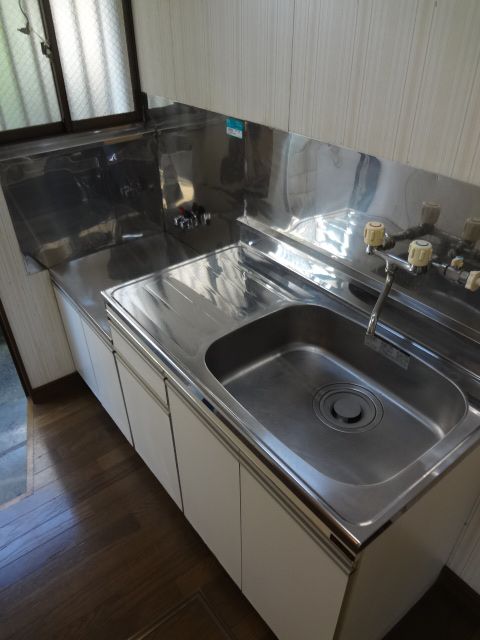 Kitchen. Easy to cook because the kitchen table is also large