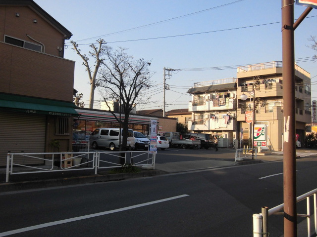 Convenience store. Seven-Eleven, Kita-ku, Ukima Chuodori store up (convenience store) 585m