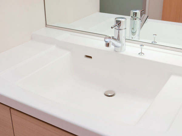 Bathing-wash room.  [Counter-integrated basin bowl] There is no seam of wash bowl and the counter because it is an integrated, It is easy to clean. (model room / 65B type)