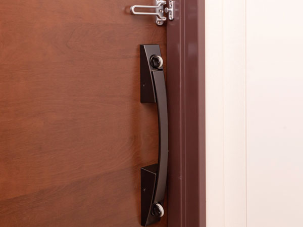 Security.  [Push-pull door handle] Push ・ It can be opened and closed the door in one action-catching. Operating range is long universal design up and down. It clears the criteria by the "public-private joint meeting", It has adopted the CP certification door to prove the security of the height.