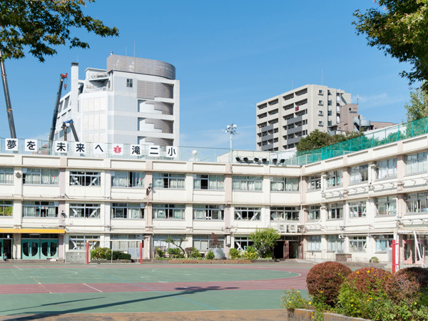 Surrounding environment. Takinogawa second elementary school (about 160m ・ A 2-minute walk) libraries and children's house, Because adjacent to the corresponding Takinogawa west Kumin Center (about 30m) and Takinogawa second elementary school is also in such as the issuance of a copy of the resident card to set up a branch office of the residents office, It will also continue to enhance exchanges of child-rearing and regions close to centers of education and exchange immediately.