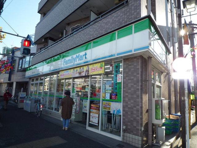Convenience store. 500m to Family Mart (convenience store)