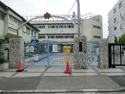 Primary school. 451m to the North Ward Nadeshiko elementary school (elementary school)