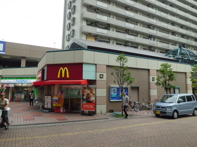 restaurant. 200m to McDonald's (restaurant)