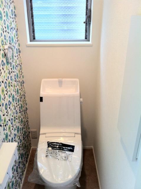 Toilet. Local photos (12 May 2013) Shooting First floor with bidet ・ There is a window in 2 Kaitomo.