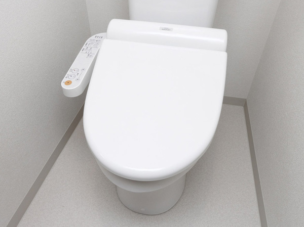 Bathing-wash room.  [Bidet with a water-saving toilet] Water-saving ・ Equipped with a toilet with hot water cleaning function which was also consideration to a power-saving. Heating toilet seat, Comfortable performance such as deodorizing function was also to enrich.