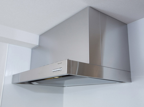 Kitchen.  [Stainless steel range hood] Suction wind speed of range hood, Because it is accelerated by the enamel rectifying plate, Quickly absorb the smoke. Beauty and cleanliness of the kitchen is kept.