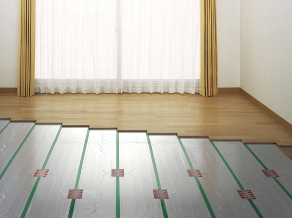 Living.  [TES hot water floor heating] Since the entire room uniformly warm, Comfortable temperature difference, such as the feet and the head is small. Not rise up the dust because there is no wind, To keep the air clean. (Same specifications)