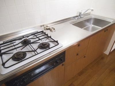 Kitchen. 3-neck gas stove installed base kitchen ☆ It comes with grill!
