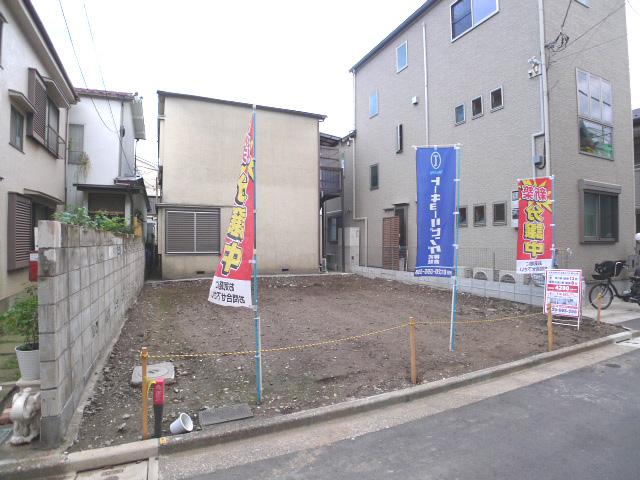 Local photos, including front road. Selling local photo (before construction)