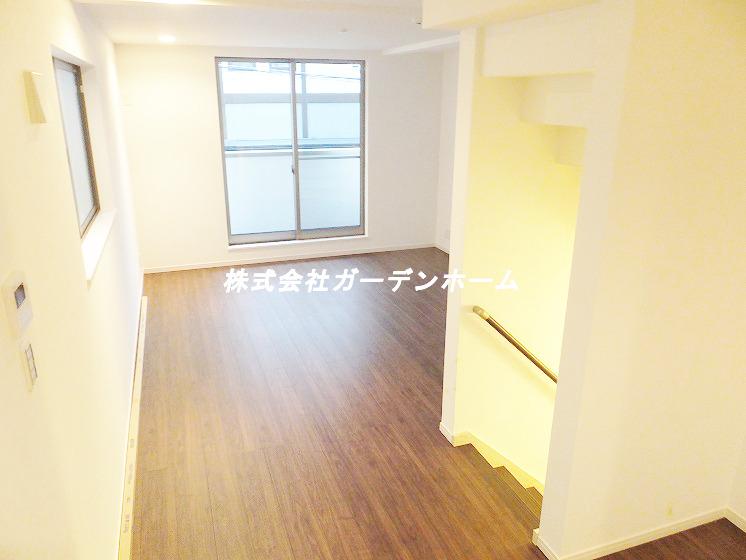 Living. LDK is you can relax in the spacious 18 tatami mats or more !! south-facing design in the day's san !! family gatherings !! (C Building)